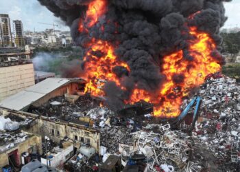 Maxi incendio in un deposito di rottami a Marsa, cittadini invitati a chiudere porte e finestre