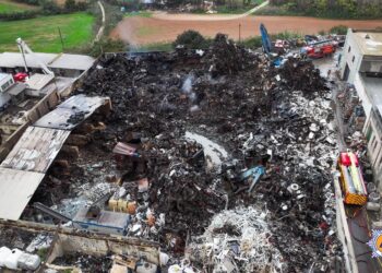 Marsa, domato dopo 24 ore il maxi incendio al deposito di rottami: «Uno sforzo estremo dei soccorritori»