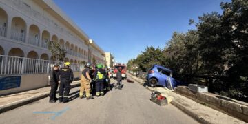 Auto sfonda parapetto al St. Vincent de Paul e resta in bilico sul dislivello