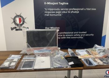 Frode online, raggirate duecento vittime e sottratto un milione di euro: due arresti a Malta