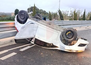 Auto fuori controllo si ribalta ad Attard, donna ricoverata