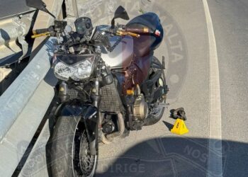 Travolta da una moto mentre attraversa la strada: giovane donna e centauro in ospedale