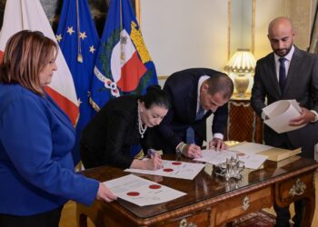 Scatta lo scioglimento del Parlamento, confermate le elezioni anticipate