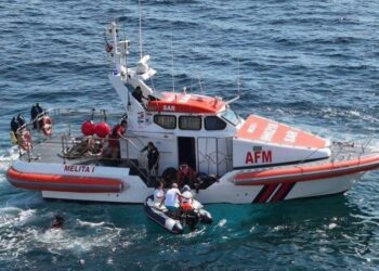 Barca affonda al largo di Sliema, due persone tratte in salvo