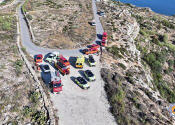 Incidente sulle scogliere di Dingli: 21enne gravemente ferita durante un volo in parapendio