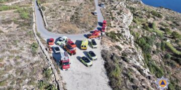Incidente sulle scogliere di Dingli: 21enne gravemente ferita durante un volo in parapendio