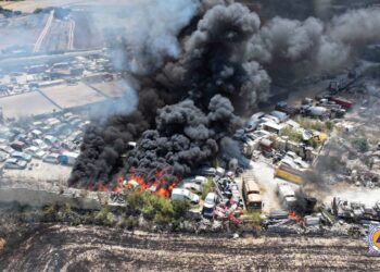 Vasto incendio devasta centro di autodemolizione a Zebbug, in fiamme decine di veicoli