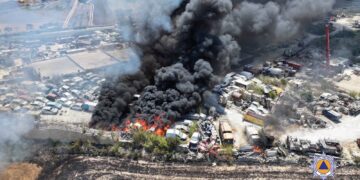 Vasto incendio devasta centro di autodemolizione a Zebbug, in fiamme decine di veicoli