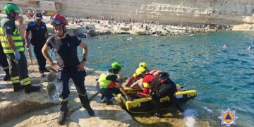 Malore mentre fa il bagno a St. Peter’s Pool: giovane soccorso via mare e ricoverato