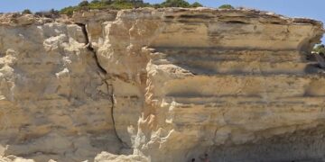 St. Peter’s Pool, scatta la chiusura di una parte della scogliera: timori per un possibile crollo