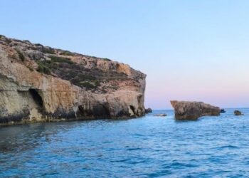 Tragedia a Comino: crolla un arco di roccia su una moto d’acqua, muore un turista di 26 anni