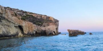 Tragedia a Comino: crolla un arco di roccia su una moto d’acqua, muore un turista di 26 anni