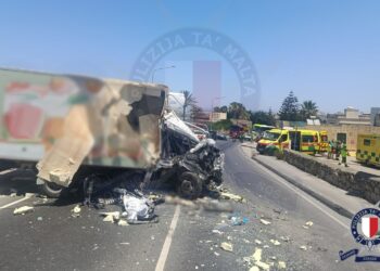 Frontale tra autobus e furgone a Mosta: sette feriti, due gravi