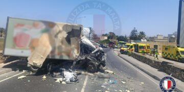 Frontale tra autobus e furgone a Mosta: sette feriti, due gravi