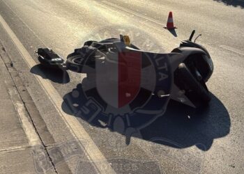 Perde il controllo della moto e finisce sull’asfalto: 25enne gravemente ferito
