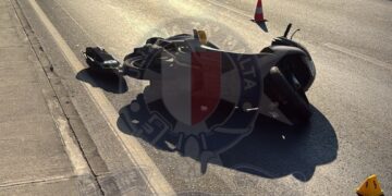 Perde il controllo della moto e finisce sull’asfalto: 25enne gravemente ferito