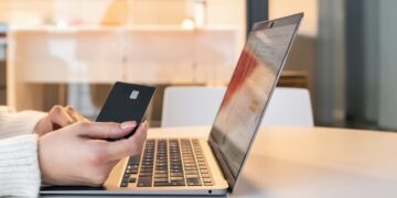 Shopping online da Paesi extra UE, dal 1° luglio scatta la nuova tassa sui piccoli pacchi