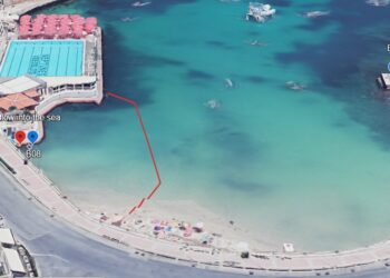 Rifiuti edili bloccano una condotta fognaria: Balluta Bay off limits per i bagnanti