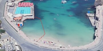 Rifiuti edili bloccano una condotta fognaria: Balluta Bay off limits per i bagnanti