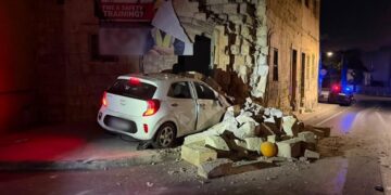 Auto si schianta contro un edificio ad Attard: feriti due minorenni